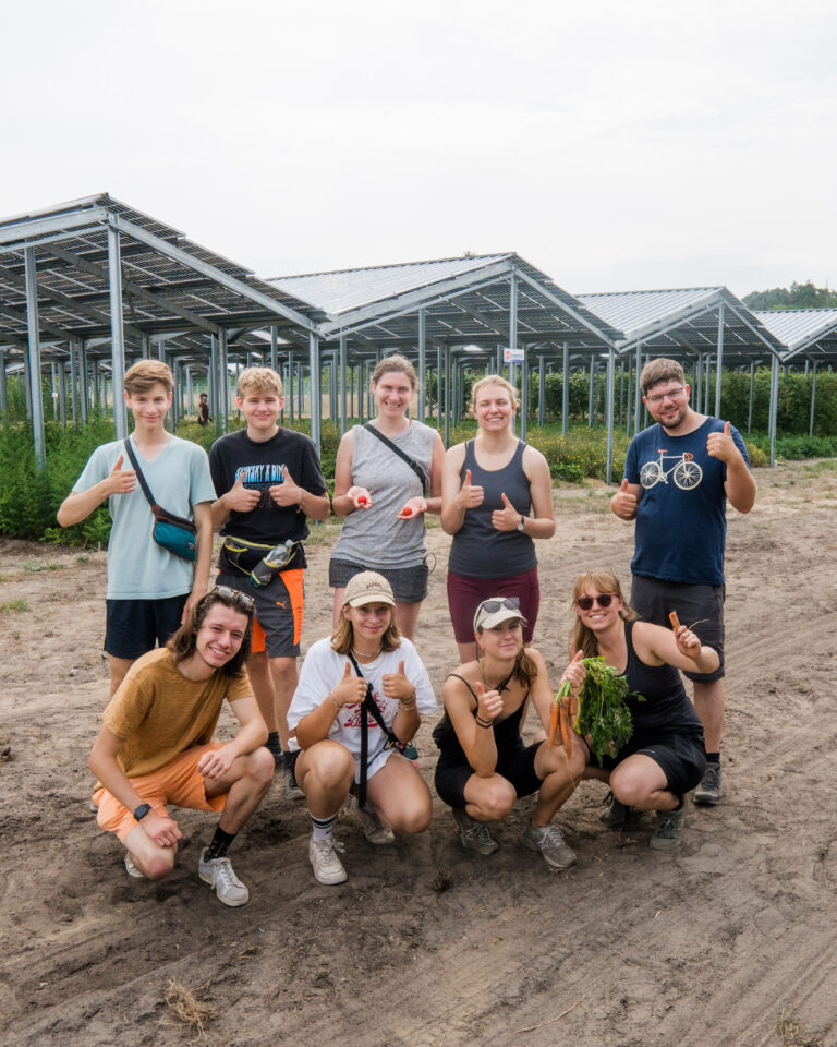 Gruppenfoto auf der Agri-Photovoltaikanlage